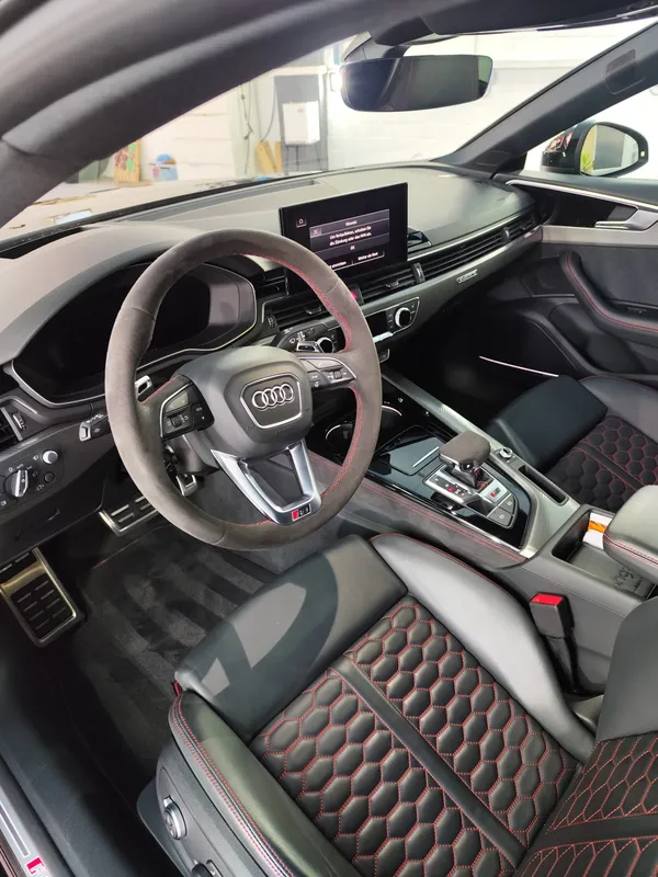 Professionelle Innenraumreinigung Vorher-Nachher RG Detailing