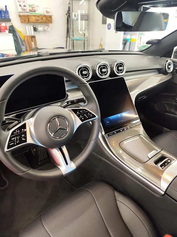 Mercedes Cockpit Innenraumreinigung Detail