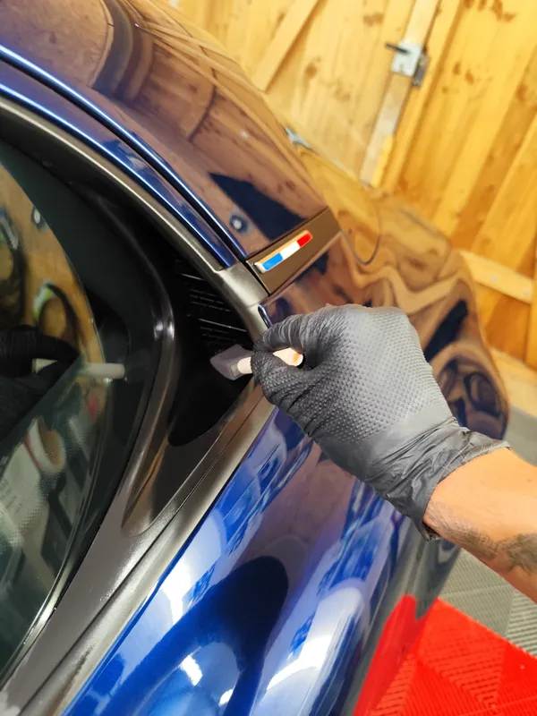 Keramikversiegelung Detailarbeit an Fahrzeug Kunststoffteilen Tensfeld